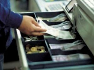 Пьяная продавщица украла деньги и продукты