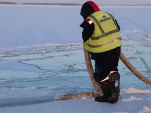 Дорожники наводят ледовую переправу через Лену