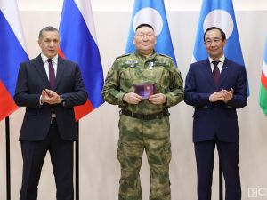 Зампред правительства России Юрий Трутнев вручил госнаграды военнослужащим и добровольцам Якутии
