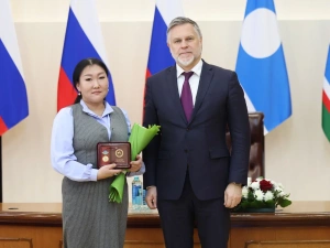 В Якутии многодетным матерям вручили государственные награды