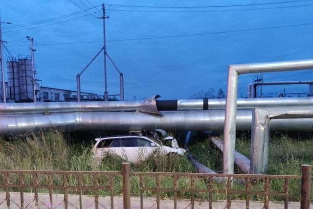 В Якутске пьяная автоледи съехала с дороги под теплотрассу