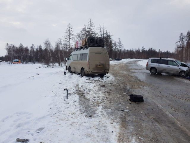 В Вилюйском районе произошло лобовое столкновение микроавтобуса и легковой иномарки