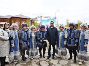 Айсен Николаев возложил цветы к памятнику основателю Якутска