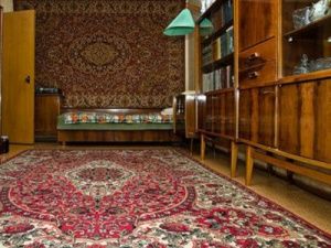 Женщина украла ковер для себя и для подруги