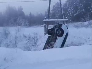 В Якутске «Лексус» съехал с дороги в сугроб и перевернулся