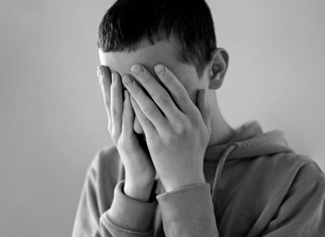 Избивал, унижал, заставлял прислуживать себе, вымогал деньги, угрожал убийством: В Якутии мужчина довел подростка до самоубийства