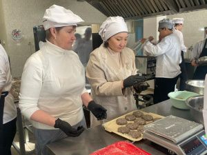 Студенты АГАТУ приготовили рыбные котлеты для участников СВО