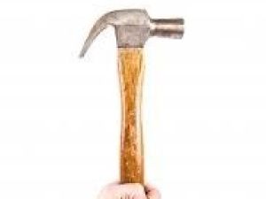 Житель Якутии зверски избил супругу, пытался убить ее заступника и набросился на полицейского с молотком