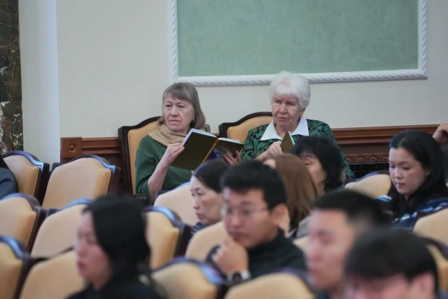 В Окружной администрации Якутска представили книгу «Донбасс: история борьбы за воссоединение с Россией»