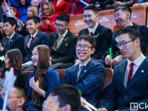 10 лучших школьников по итогам 2024 года наградили на Елке главы Якутии