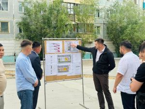 Евгений Григорьев обсудил с жителями благоустройство двора по улице Можайского