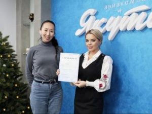 Авиакомпания «Якутия» вручила подарочный сертификат победителю ноябрьского розыгрыша