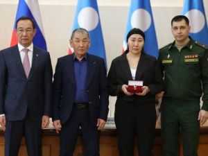Глава Якутии и начальник штаба материально-технического обеспечения Восточного военного округа передали звезду Героя России родным Петра Киприянова