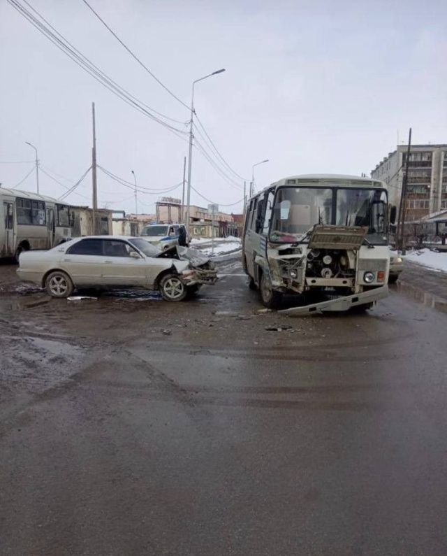 В Якутске легковой автомобиль врезался в автобус "ПАЗ"