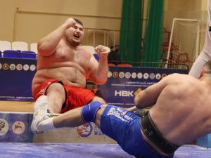 Айсиэн Мигалкин и Артем Ветров стали абсолютными чемпионами Якутии по мас-рестлингу