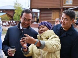 Айсен Николаев возложил цветы к памятнику основателя Якутска