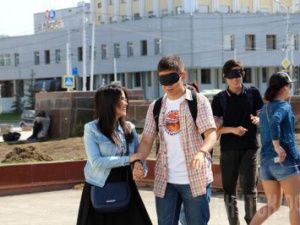 Добровольцы испытают на себе, каково это быть студентом с ограниченными возможностями