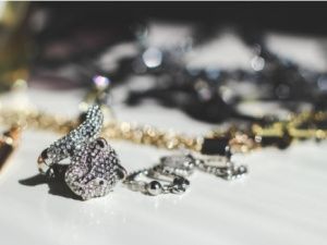 Житель Якутии накануне Нового года поссорился с возлюбленной и похитил ее украшения