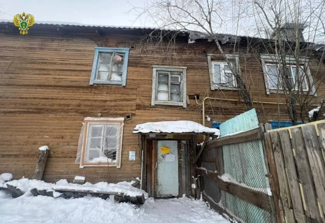 Труп мужчины нашли в уличном туалете на 17-м квартале в Якутске
