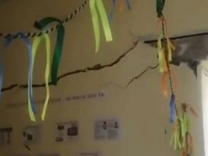 Видео: в Якутии на глазах у охранника треснула стена детского сада