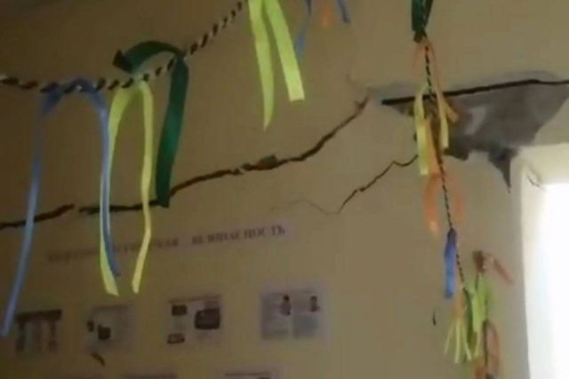 Видео: в Якутии на глазах у охранника треснула стена детского сада