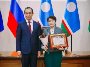 Айсен Николаев вручил государственные награды работникам науки Якутии