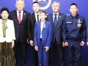 В Якутске наградили медалями троих школьников