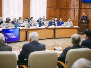 Айсен Николаев вручил государственные награды работникам науки Якутии