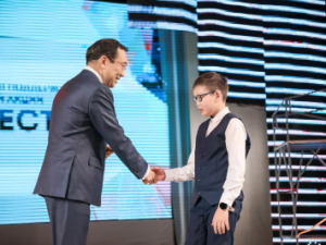 Айсен Николаев вручил паспорта юным гражданам России