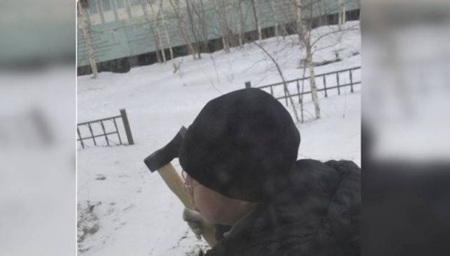 В Якутске мужчина повредил топором лобовое стекло маршрутного автобуса