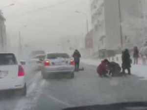 В Якутске автомобиль сбил двух пешеходов, в том числе ребенка