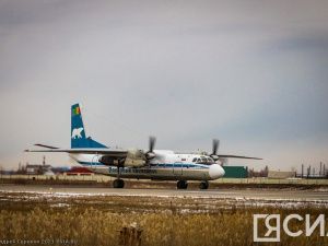 В Якутии самолет Ан-24 вернулся в аэропорт вылета из-за запаха гари