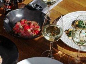 Мужчина нашел банковскую карту и угостил друзей в VIP-зале ресторана