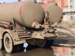 В Якутске усилена работа по откачке талых вод с заниженных мест