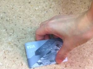 Якутянин погасил свои долги в магазине найденной банковской картой и стал фигурантом уголовного дела