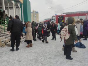 Фотофакт: в Якутске эвакуировали школу № 17