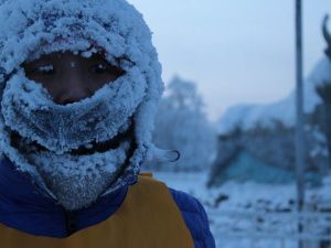 Участники из 5 стран соревновались в беге при минус 50 градусах на полюсе холода в Якутии
