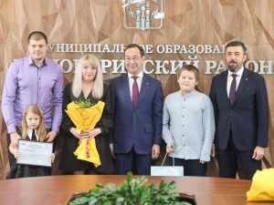 Айсен Николаев вручил жилищные сертификаты молодым семьям из Нерюнгри