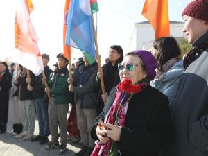 Андрей Тарасенко возложил цветы к памятнику Максиму Кировичу Аммосову