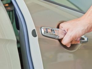 В Якутске водитель не запер дверь "Лексуса" и понес убытки в размере более 155 тысяч рублей