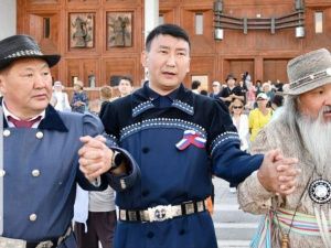 Национальным костюмом зампреда Местникова восхищаются в соцсетях!  