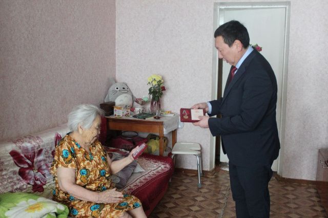 Федор Борисов наградил ветеранов тыла