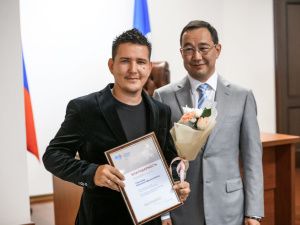 Айсен Николаев наградил лучших работников торговли