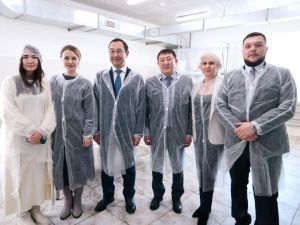 Айсен Николаев посетил комбинат школьного питания в Ленске