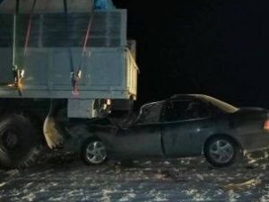 На трассе «Колыма» водитель без прав врезался в стоявший на дороге КамАЗ. Несколько пострадавших