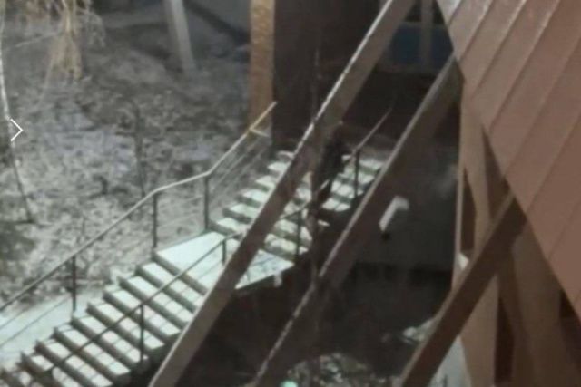 Полиция Якутска установила личность мужчины, который разбил окна в театре