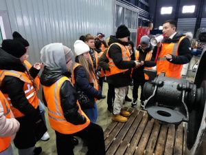 Школьникам из Алдана провели экскурсию в депо «Железных дорог Якутии»