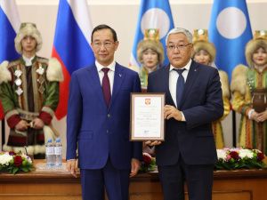 Айсен Николаев вручил 35 якутянам государственные награды
