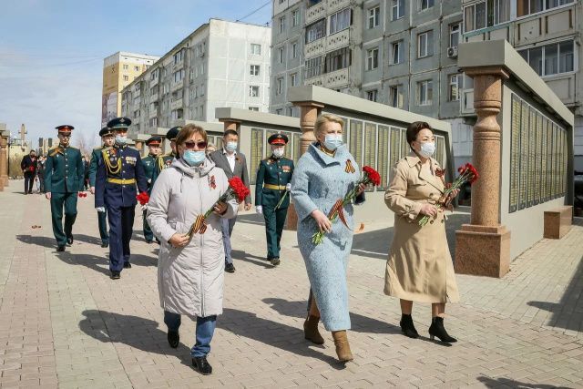 В Якутске возложили цветы к мемориалу «Солдат Туймаады» и памятнику якутского снайпера  