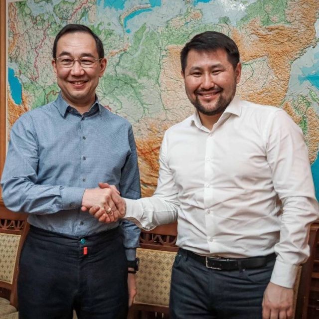 Айсен Николаев поздравил Евгения Григорьева с избранием на пост мэра Якутска